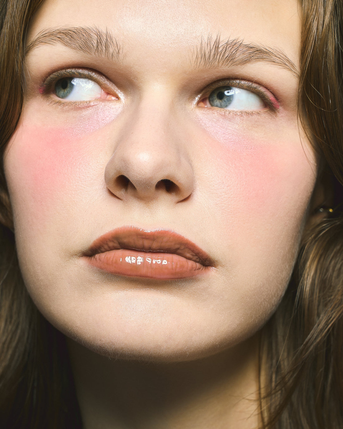 「EYECOLOR DUO 06 Twinkle Kiss」と「MELTY LIP GLOSS 03 Brown Sugar」を使ったバレンタインメイクHOW TO