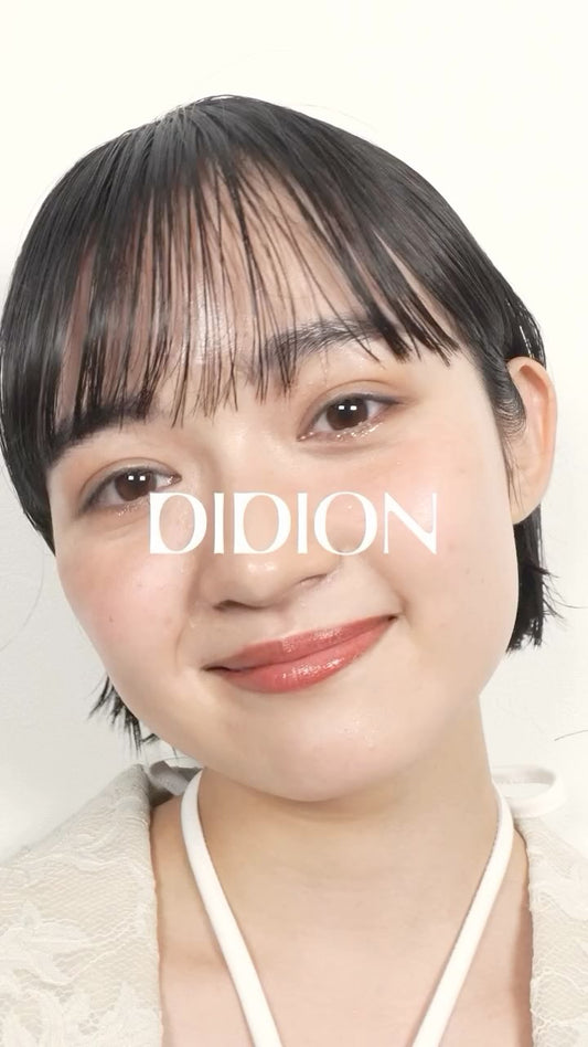 赤みベージュでつくるやわらか陰影メイク。