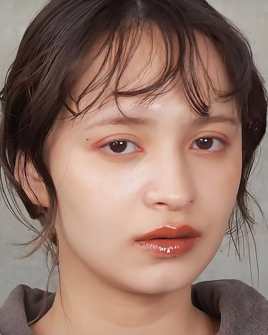 ピンクのアクセントと透けツヤで仕上げる立体メイクーPop of Pink Make up