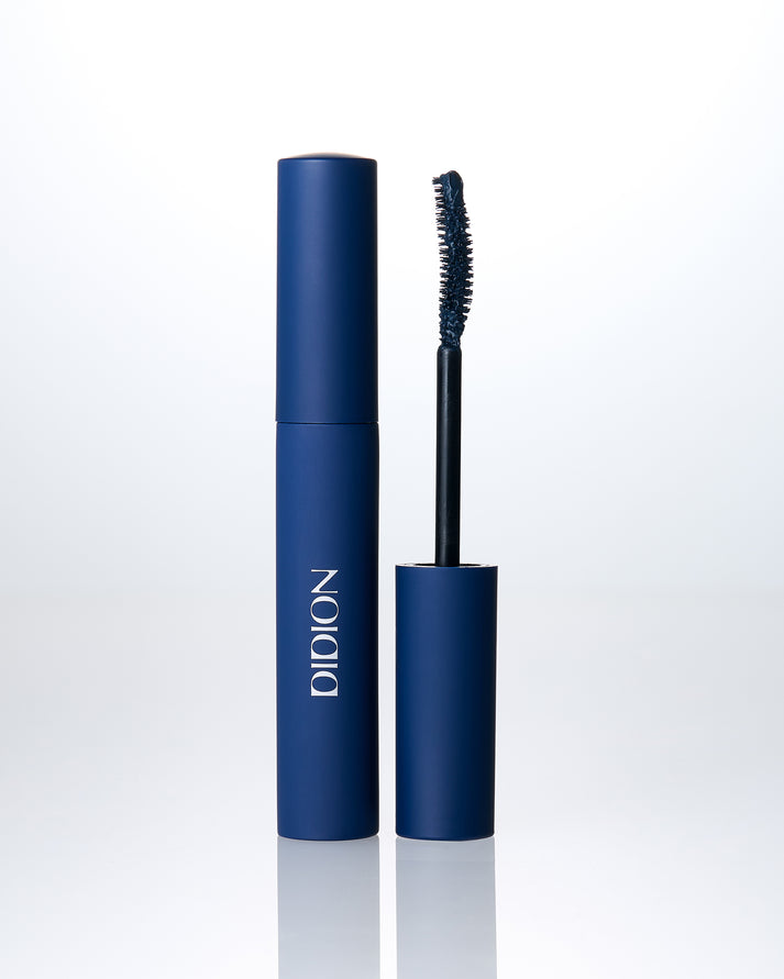 Pretty Woman with TONE COLOR MASCARA F09 Midnight Blue